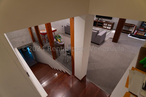 Espectacular Casa Completamente Remodelada En Venta Ubicada En La Lagunita Country Club 25-17423