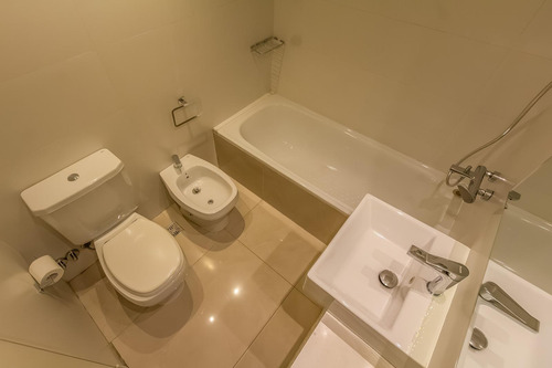 Venta Tres Ambientes. Balcon Al Frente. Luminoso. Seguridad 24hs. Amenities. Cochera. Liberateur