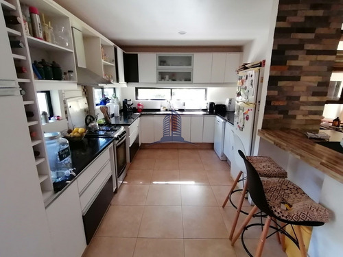 Hermosa Casa En Venta- Barrio Pinares - 3 Dormitorios. - Ref: 1326
