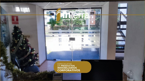 Importante Edificio Corporativo, Depósitos, Estacionamiento Interno Para Muchos Vehículos. Próximo A Tres Cruces Y Nuevo Centro. Mucha Presencia.