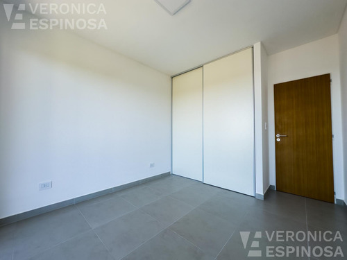 Departamento De Dos Ambientes Con Cochera, En Venta- Ituzaingó Sur