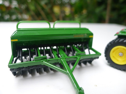 / Tractor John Deere 7215r Escala 1:64 Con Barrena De Grano