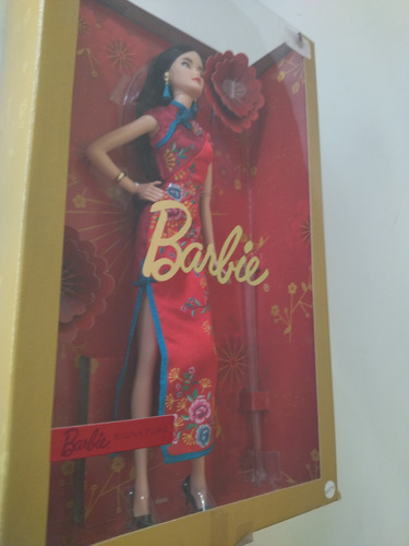 Lunar New Year Barbie Signature Muñeca Vestido Rojo Chino (Usado)