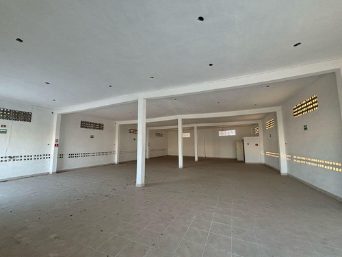 Renta De Local Comercial En Av. Principal En Planta Alta