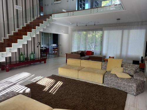 Sensacional Casa Moderna, Super Luminosa Y Con Ambientes Amplios.