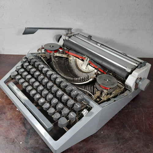 Imagem 3 de 8 de Máquina De Escrever Made Alemanha Para Peças. Ler. Usada