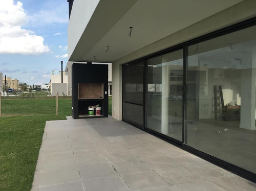 Venta. Casa 3 Dormitorios Con Dependencia Y Escritorio, Tipas Nordelta