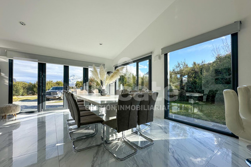 Importante Casa Moderna De Una Planta En Arelauquen Con Vistas A La Montaña
