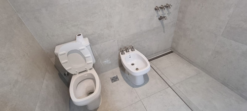 En Venta En Caseros Casa De 3 Ambientes Al Frente Totalmente A Nuevo F: 9711