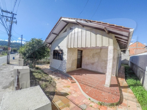 Casa Com 126,72 M² De Área Construída, Contendo 3 Dormitórios, Sala De Estar E Jantar, Banheiro Social, Cozinha, Área De Serviço, Deposito, Varanda E 1 Vaga De Garagem.terreno Escriturado, Contendo Á