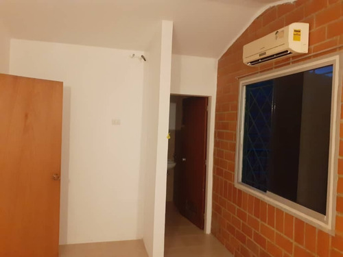 Imagen 2 de 14 de Townhouse En Venta Valle De Chara
