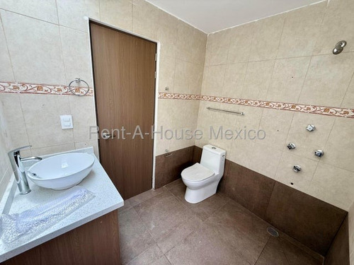 Santa Rosa Jauregui - Casa, Cuarto De Servicio, Sala De Tv, 3 Recámaras. Venta