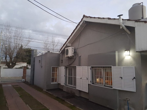 Imagen 2 de 14 de Hermoso Chalet 4 Ambientes En Gran Zona Y Buen Lote
