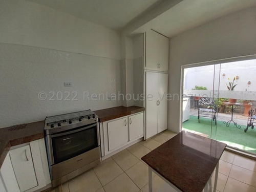Edgar Centeno, Profesional Inmobiliario Vende Townhouse En Urbanizacion Monte Carmelo San Diego #22-15843