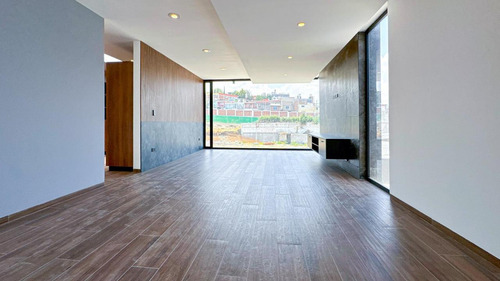Casa En Venta En Metepec Con Diseño Moderno Y Jardín Interno