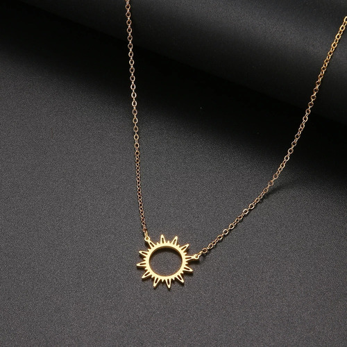 Imagen 2 de 4 de Collar Dorado Dije Sol Hueco Acero Inoxidable Mujer Belcher