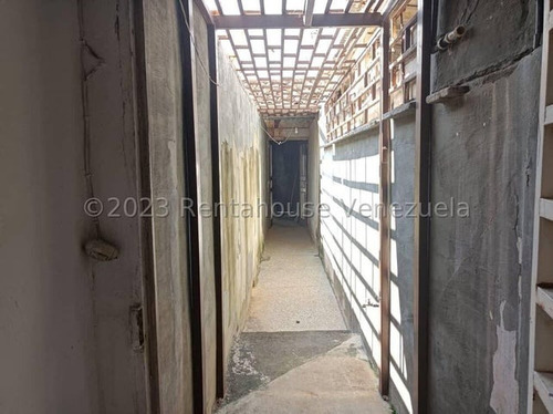 . Jv Vende Haz Realidad Tu Sueño: Casa Quinta Espaciosa Y Luminosa En Zona Cotizada, Ideal Para Disfrutar De La Tranquilidad Y La Cercanía A La Ciudad. 25-8374