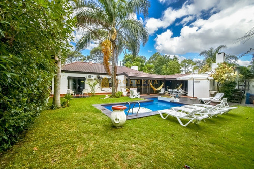 Casa De Cuatro Dormitorios En Venta Punta Del Este- Ref: 2579