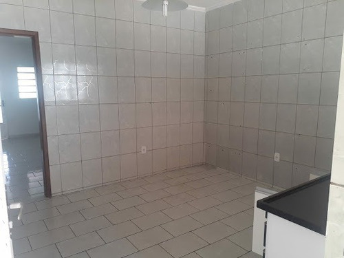 Imagem 4 de 15 de Casa De 02 Dormitórios(01 Suíte) A Venda, Próximo A Rod. Dutra, Aceita Financiamento, Permuta Por Apartamento Em Caçapava Ou São José - So0368