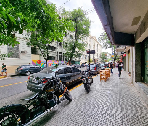 Imagen 3 de 9 de Local De 2 Plantas. Gran Vidriera. Recoleta. Zona Comercial. Frente Hospital