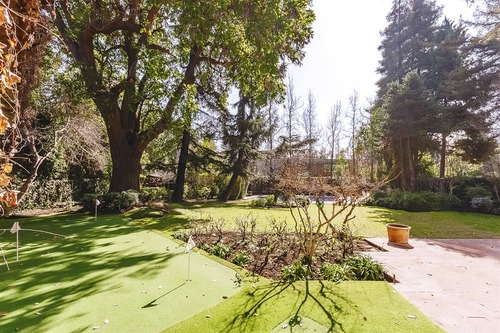 Casa En Venta De 5 Dorm. En Las Condes