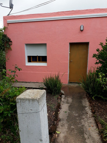 Imagen 1 de 9 de Vendo Casa De 2 Dorm, Parrillero Techado, Alero Para Autos A 2 Cuadras De La Avenida