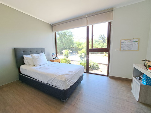 Casa Moderna De Un Piso Con Amplios Espacios En Arriendo