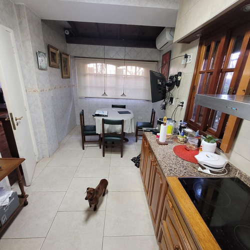 Impecable Propiedad En Florida Oeste. En Calle Muy Tranquila. Cerca De Cómodos Accesos
