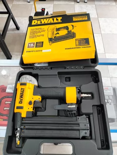 CLAVADORA Neumática DEWALT Calibre 18