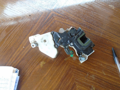 Imagen 4 de 4 de Vendo Cerradura Trasero Izquierda De Nissan Máxima, Año 1999