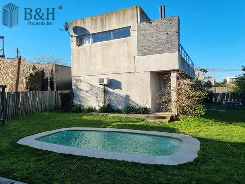 Chalet De Moderno Diseño A Metros Del Mar.