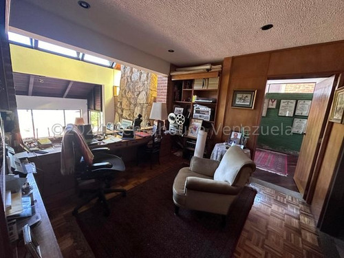 Casa En Venta En Alto Hatillo. Calle Cerrada Con Vigilancia. Negociable