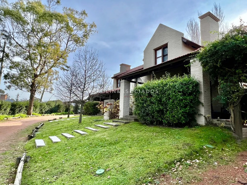 Casa En Venta De 2 Dormitorios En Barrio Privado Parque Pinares, Punta Del Este.