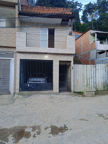 Casa Com Garagem 3 Cômodos Com Banheiro