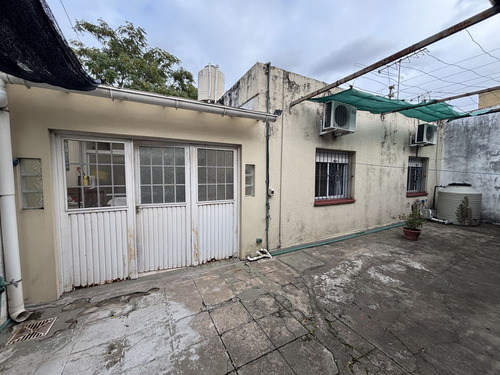 Casa 2 Dormitorios, Amplio Jardín Con Galpón Y Dpto Al Fondo