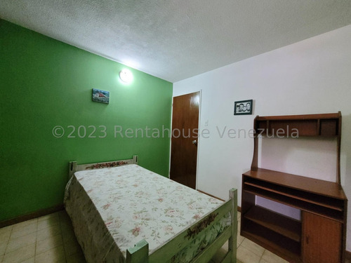 Comodo Apartamento, En Una De Las Urbanizaciones Mas Prestigiosas De Maracay 24-12499 Irrr