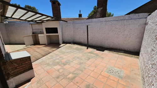 Ml Propiedades Alquila, Excelente Casa ,estilo Chalet Clásico De Dos Aguas, 2 Dormitorios, Jardín, Fondito, Calefactor Alto Rendimiento, A Pasos De Giannattasio.
