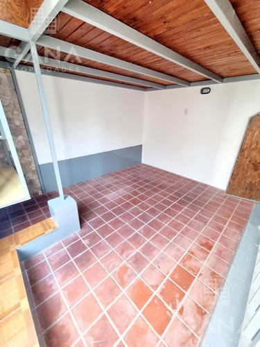 Casa En Venta De Pasillo 2 Dormitorios Reciclada.