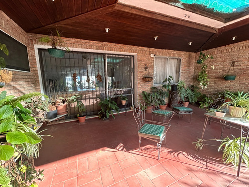 Venta De Casa En Las Piedras De Gran Porte, 4 Dormitorios.