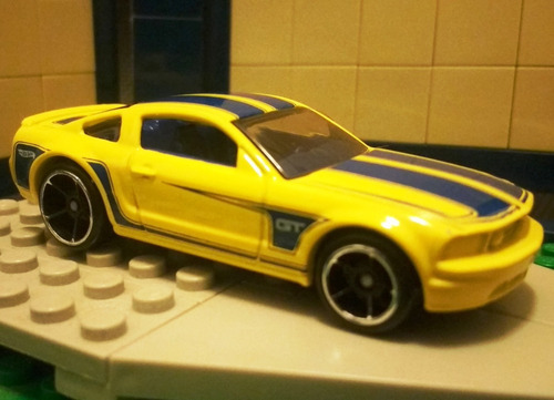 Priviet Ford Mustang Gt 2005 Amarillo Hot Wheels Hw