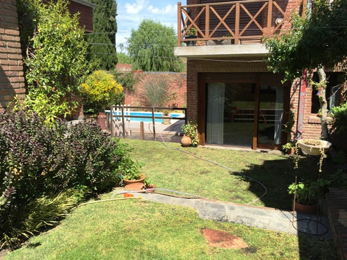 Chalet Con Pileta Y Quincho. Barrio San Carlos