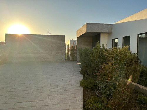 Casa De Arquitectura Mediterranea Con Hormigon A La Vista