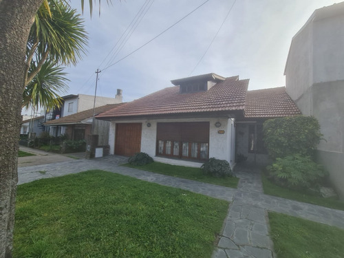 Chalet 4 Ambientes Con Parque. Barrio San Cayetano.