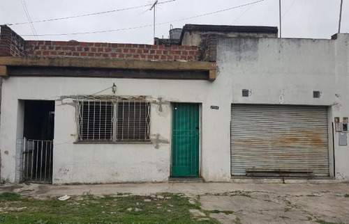 Amplia Casa En Zona De Caseros 