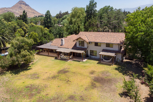 Vive Seguro En Chicureo: Casa Chilena En Condominio Central
