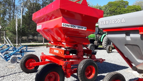 Imagen 2 de 3 de Fertilizdora Yomel Control 3024 De 3000 Kilos