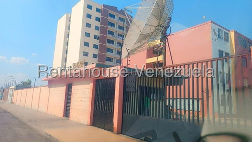 Bray Montoya Vende Amplio Apartamento En Zonas Oeste De La Ciudad De Barquisimeto En Piso Bajo Posee 3 Habitaciones 2 Baños Vigilancia Las 24 Horas Gas Directo 2#5#1#3#5#3#5 Bray Montoya