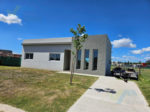 Casa En Venta 4 Ambientes En Santa Lucia - Pilar Del Este
