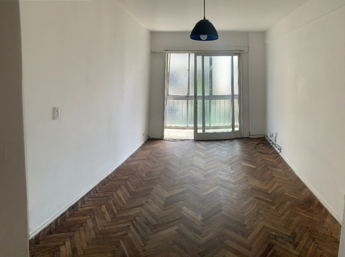 Venta Departamento 2 Ambientes Balcón Corrido Con Cerramiento Vidrio Caballito A 200 Metros Del Parque Centenario Una Cuadra De Av Corrientes Estación Ángel Gallardo Del Subte. Mucha Luminosidad