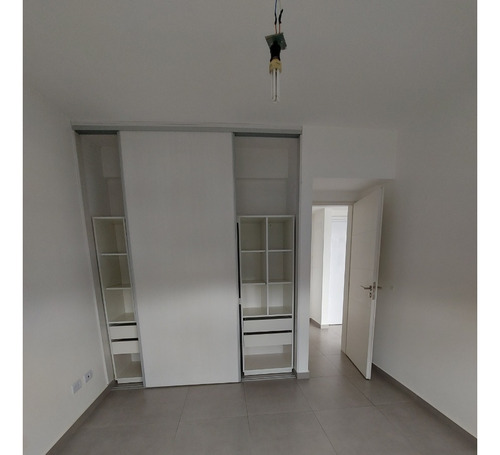 Departamento En Alquiler Dos Ambientes Listo Para Habitar, 3° Piso, Con Entrada Para Auto Descubierta. Larrea 1128, Quilmes Oeste.